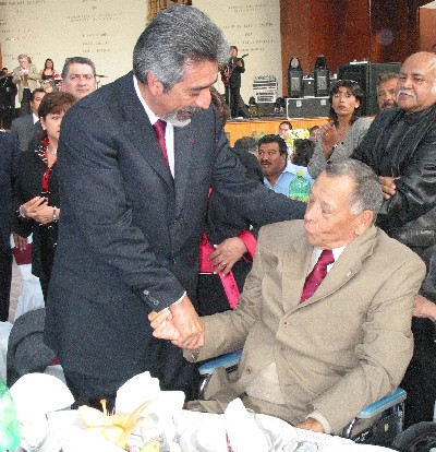 El Sr. Diector del I:P:N:, dando la bienvenida al gran ex jugador, OSCAR HARPER